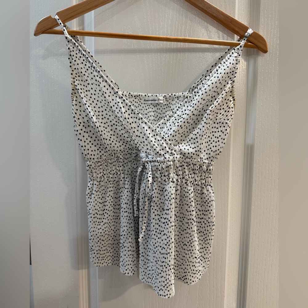 Abercrombie & fetch small polka dots blouse